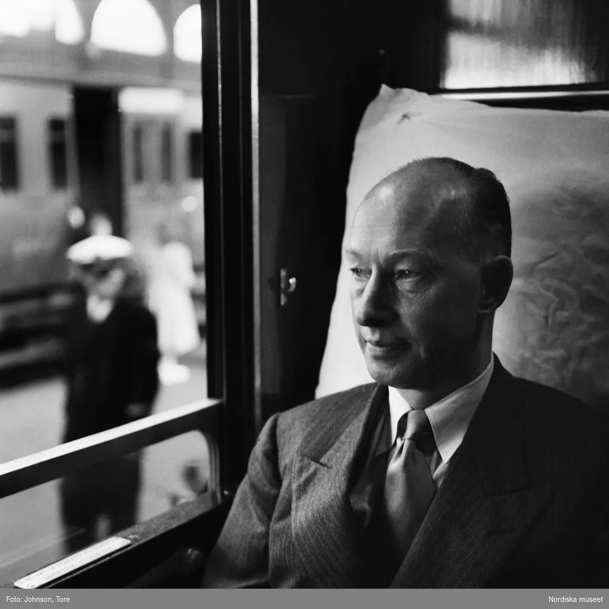 Porträtt av fotografens far, Eyvind Johnson, i en tågkupé