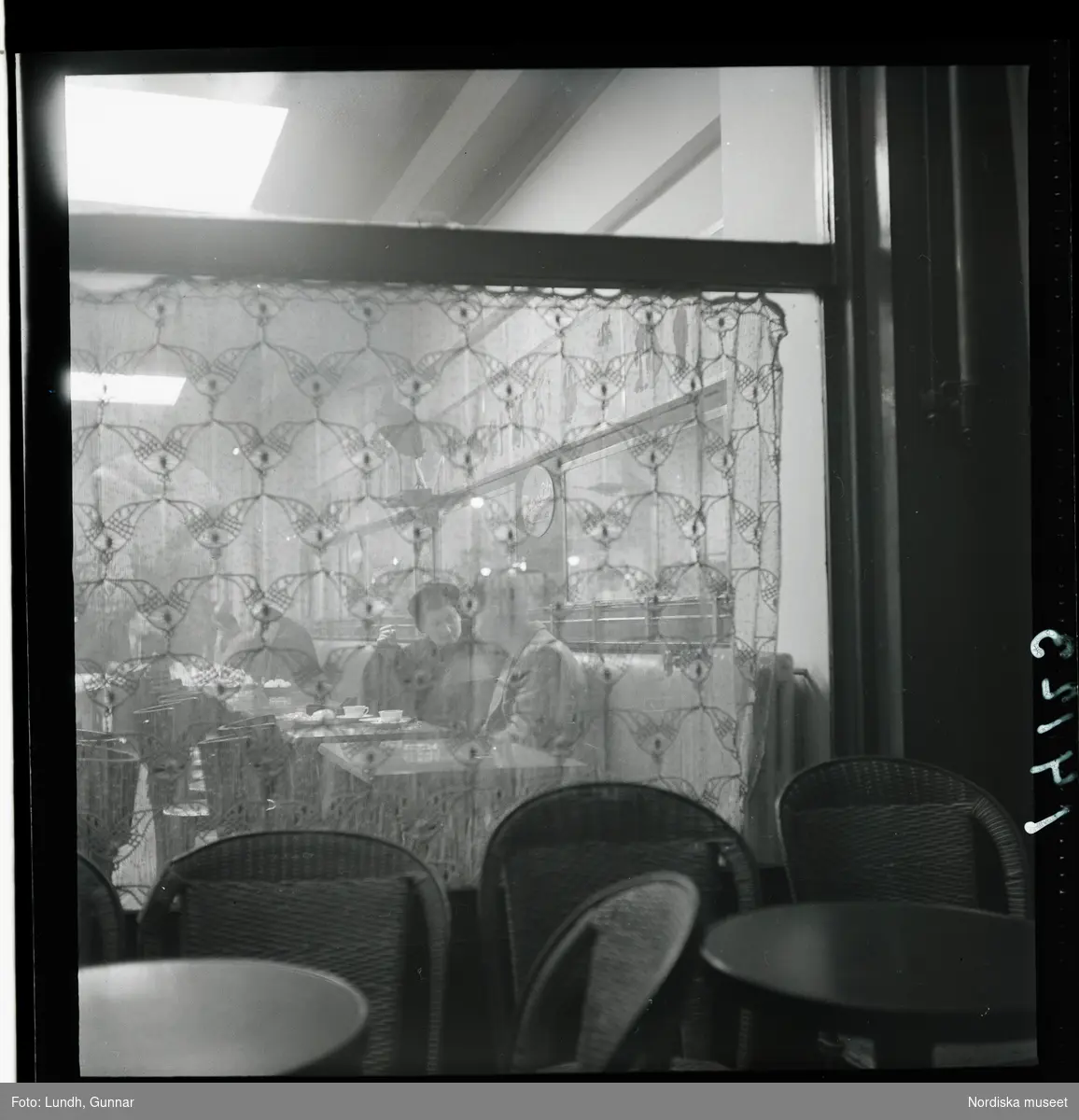 1950. Frankrike. Personer inne i ett café taget från gatan
