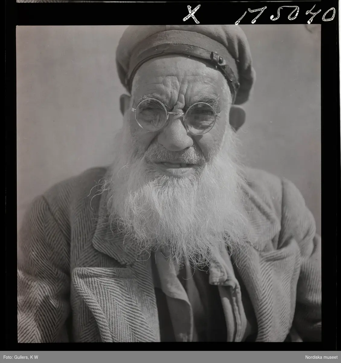 1717/L Istanbul allmänt. Porträtt av en äldre man i runda glasögon.