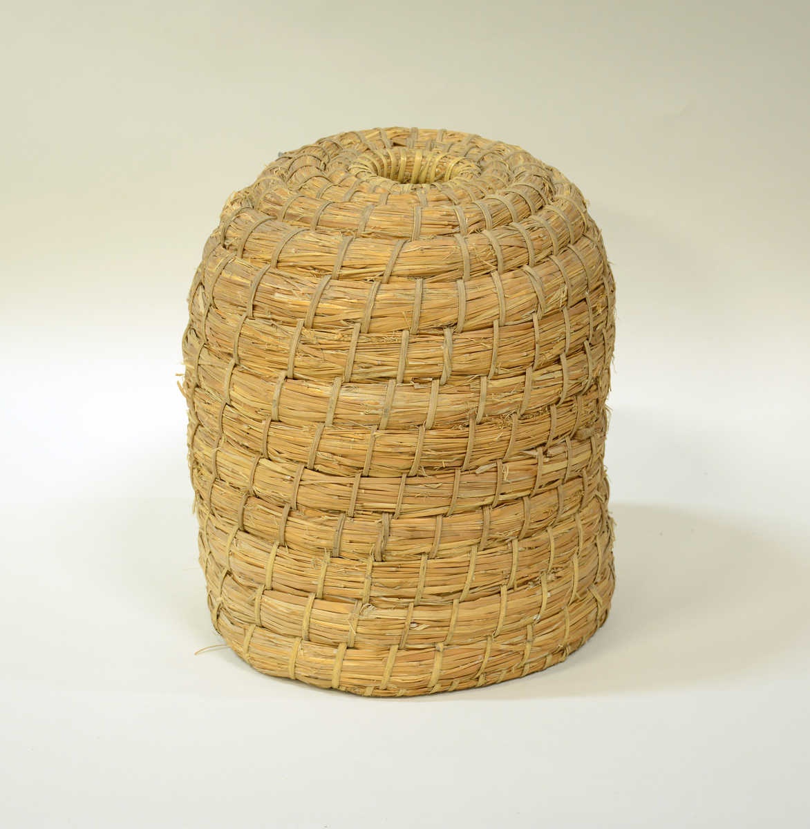 Halmkube til birøkt. Laget av halm sydd sammen med splittet bambus. Første kubetype man kjenner.