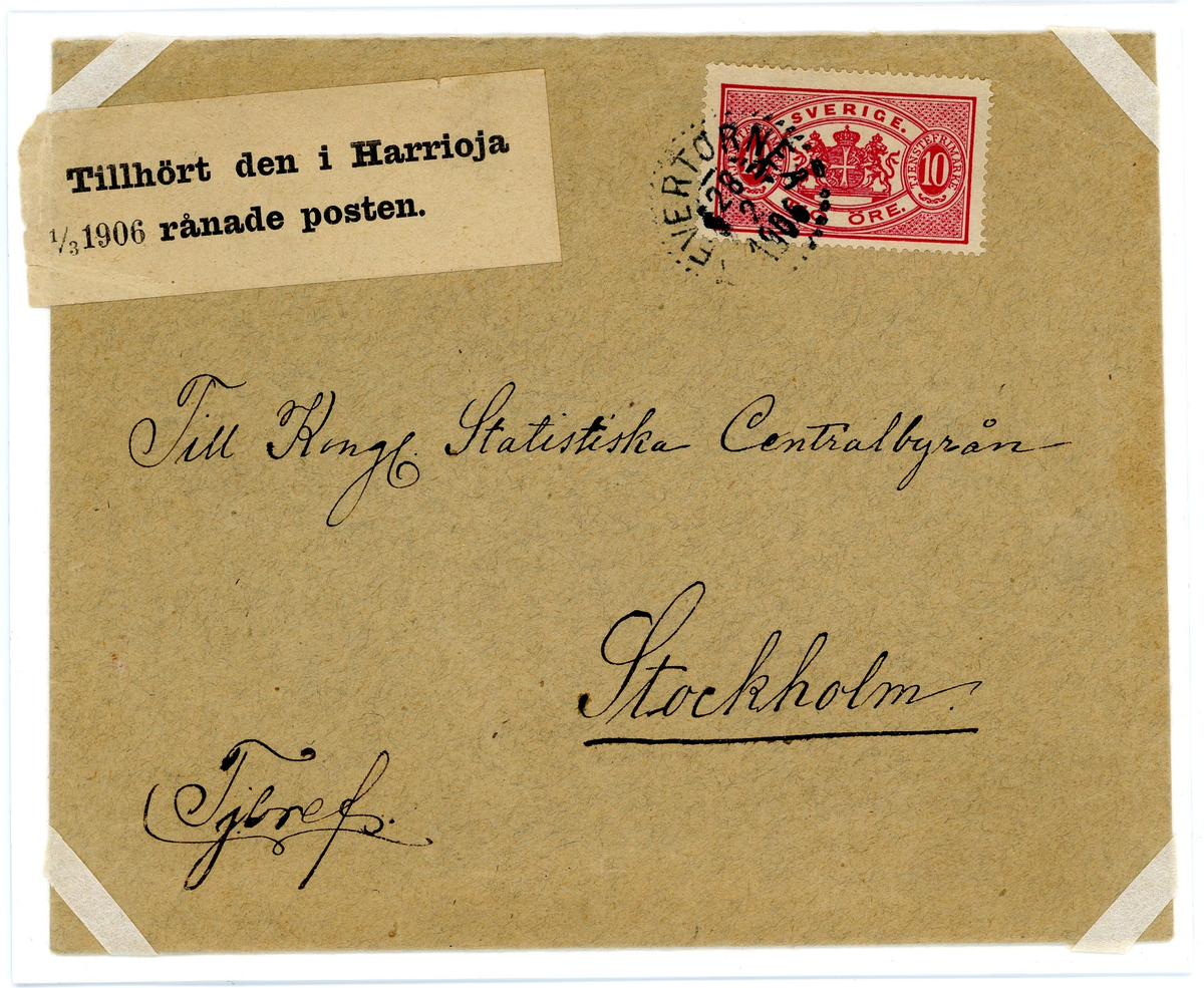 Ett kuvert utan innehåll, adresseat till Kungliga Statistiska Centralbyrån Stockholm. 

Frankerat med 10 öre Tjänstetyp II, stort format. 

På brevet sitter en påklistrad tryckt etikett: "Tillhört den i Harrioja 1/3 1906 rånade posten."