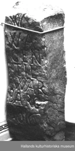 Vägvisare av granit med text: "WÄGEN TIL TRÄSLÖF", motstående sida: "WÄGEN TIL WARBÄRG 1816."