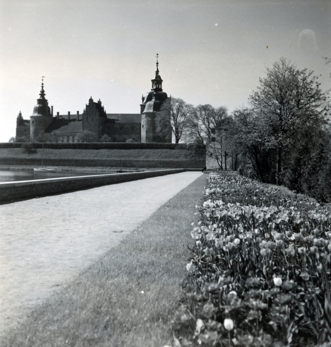 Kalmar slott från stadsparken.