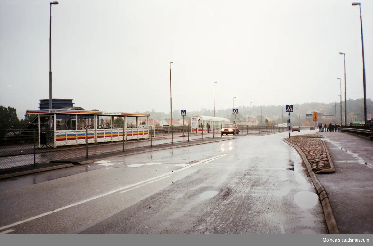 Busshhållplatser och trafik på bron. Mölndalsbro i dag - ett skolpedagogiskt dokumentationsprojekt på Mölndals museum under oktober 1996. 1996_1212-1226 är gjorda av högstadieelever från Kvarnbyskolan 9D, grupp 5. Se även 1996_0913-0940.