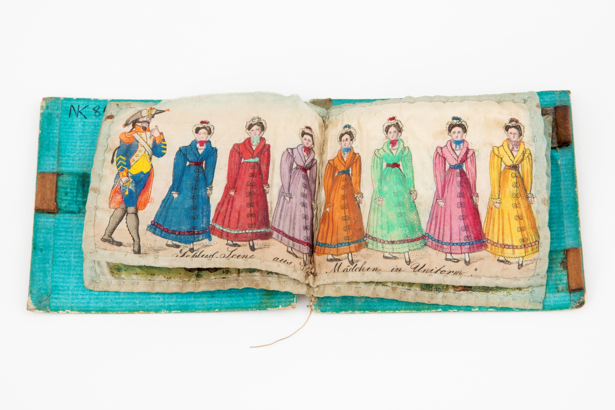 Nålebok i bokform med permer av papp, trukket med blågrønt papir på innsidene. På utsiden trykkede teaterscener på pålimt gulhvitt papir. Mellom permene er det to overbrettede stykker flanellignende stoff, trukket på den ene siden med silke, med malte teaterscener, antagelig i vannfarger: to kinesiske scener og i midten "Schluss Scene aus Sieben Mädchen in Uniform" (trykt under scenen). Draktene er fra 1820-1830-årene.