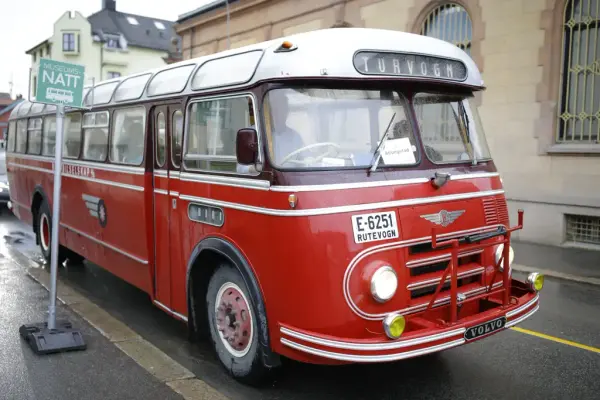 Veteranbuss på stoppested under MuseumsNATT