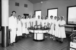Ansatte på kjøkkenet ved Stokmarknes sykehus i 1951