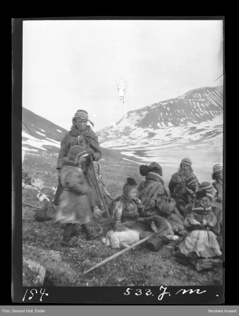 Människor och djur vilar under vårflytten från Närvä. Bilden ingår i en serie fotografier tagna av Emilie Demant Hatt i Sapmi mellan åren 1907 och 1916.