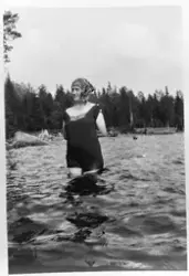 Kvinne i badedrakt anno 1920. Bildet er tatt på Eina, Vestre