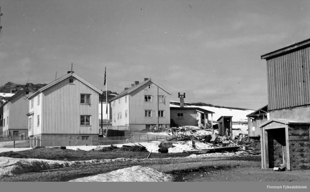 Havøysund 1952. Den nye legeboligen midt i bildet. Til høyre Ungdomshuset.