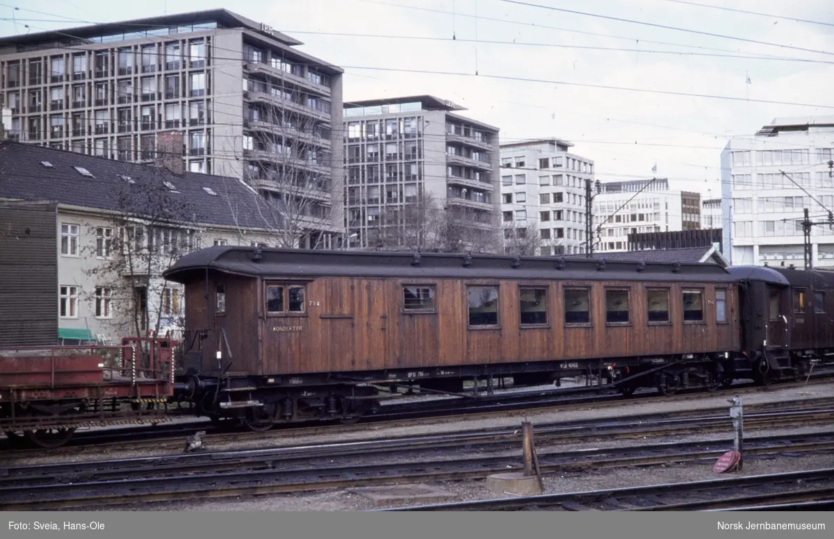 Kombinert person-, reisegods- og konduktørvogn litre BF31 nr. 794 på Oslo Vestbanestasjon