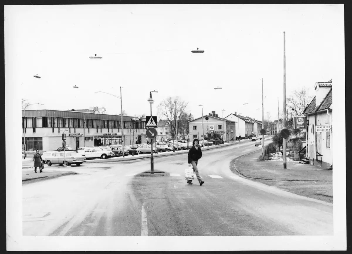 Huddingevägen mot söder med tobaksaffären till höger år 1976. 
Foto: Stig Jonsson ; BHF Studiecirkel vt 2016:
Huset i höger bildkant "Tummens" tobaksaffär