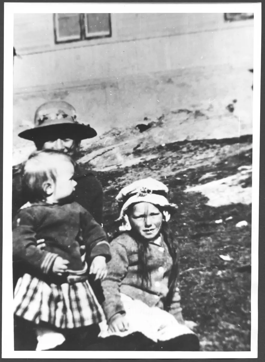Tyra Karlsson med barnen Karin och Ingrid. År 1920. 
 ; BHF Studiecirkel vt 2016:
Tyra Karlsson, f. 1894, d. 1960, bodde 1920 på fastigheten Antonshill i Örby Villastad, (tomt nr 72), Aspövägen 72. Karin är född 1919 och Ingrid 1915.
