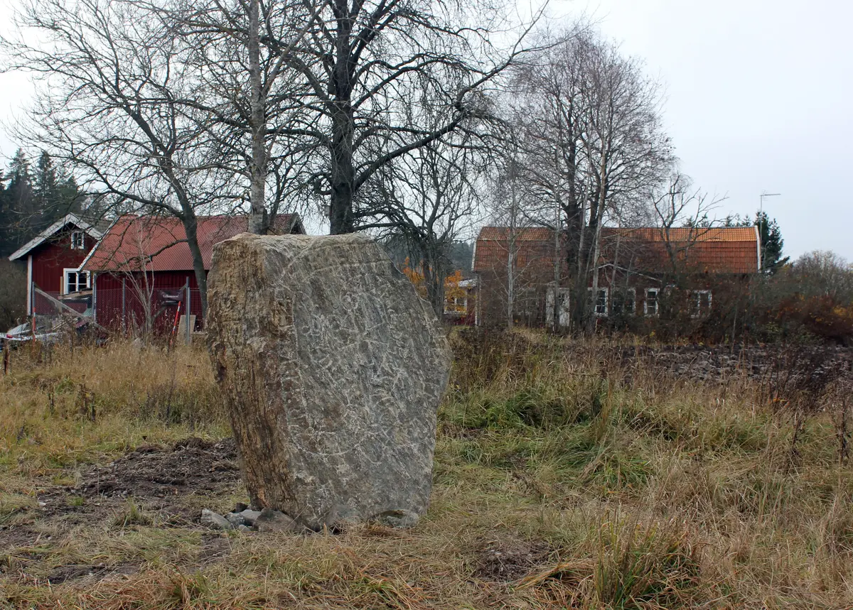 Hösten 2010 fann lantbrukaren Rolf Nordin denna runsten vid plöjning vid gården Småhamra. På bilden Sven Klasenius, Stefan Jansson och Karin Aspberg.