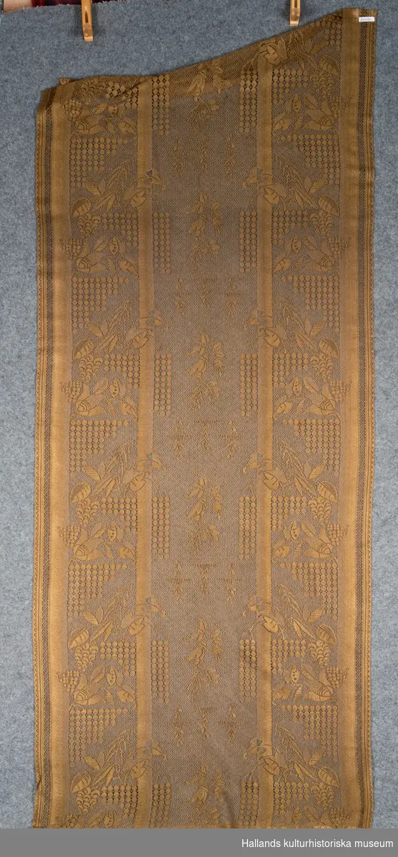 Trådgardin bestående av sex raka längder och en veckad kappa av brunbeige bomullsspets med effektinslag av silke (konst).