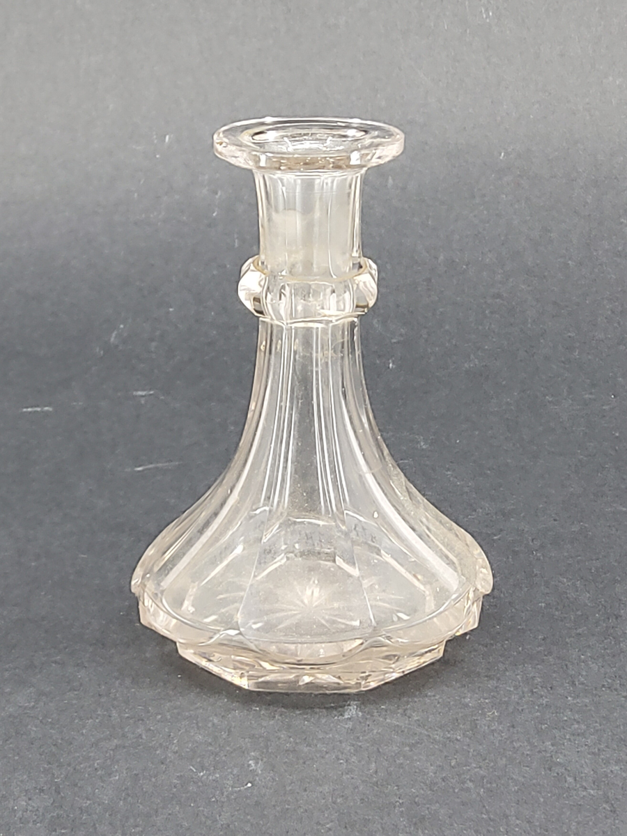 Parfymkaraff, av slipat kristallglas.