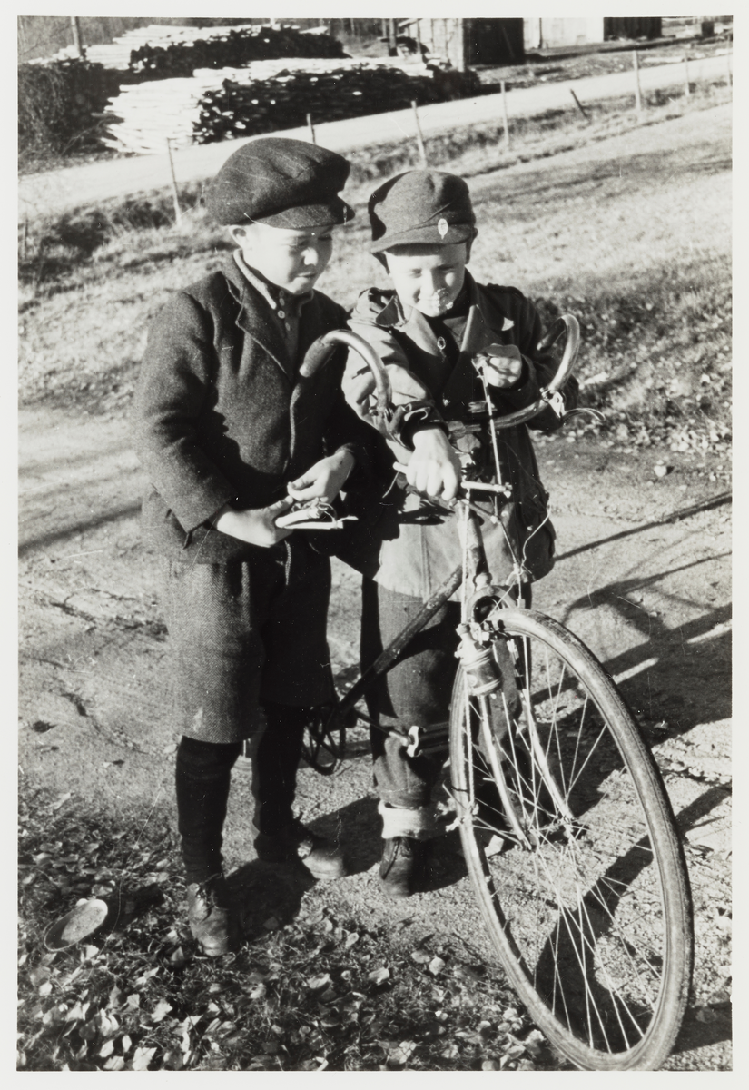 To gutter med sykkel på Bjørkelangen