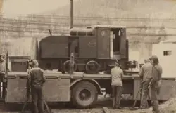 Opplasting på lastebil av diesellokomotiv fra industribanen 