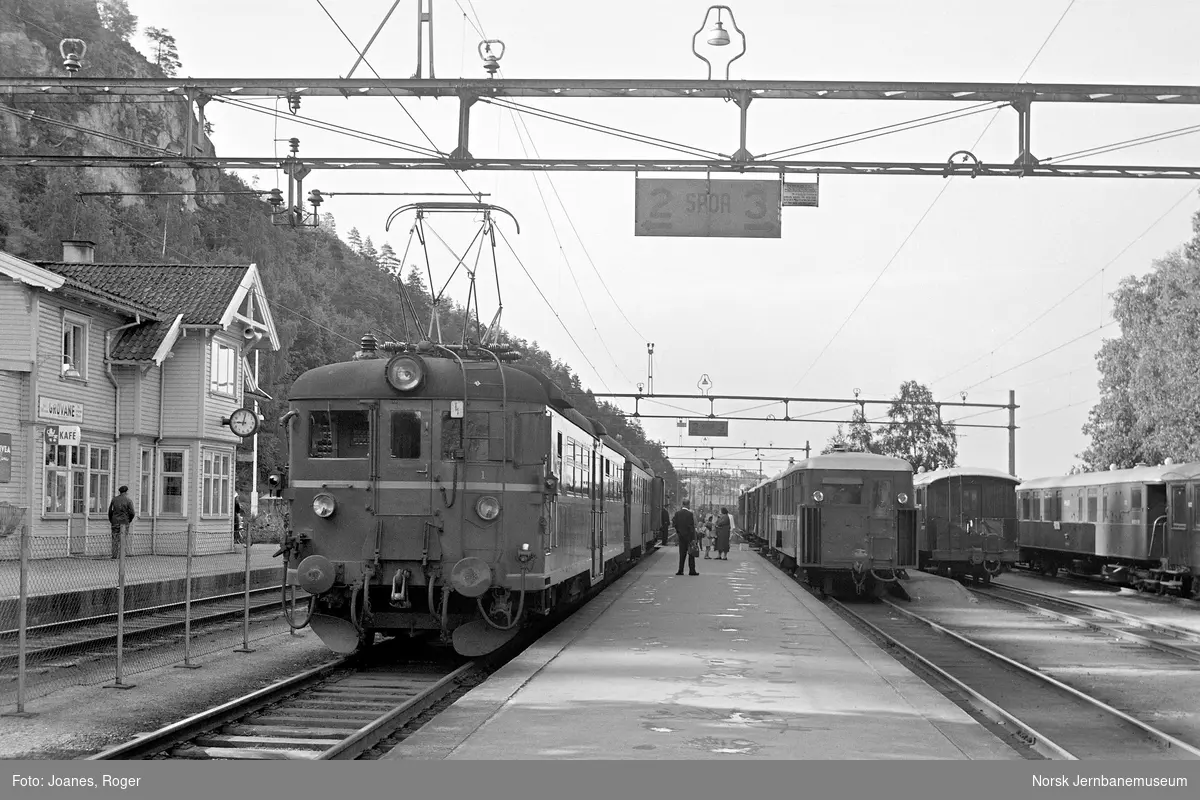 Grovane stasjon med lokaltog fra Kristiansand i spor 2 og blandet tog til Byglandsfjord i spor 3.Toget til Byglandsfjord trekkes av damplokomotiv type XXI nr. 2.