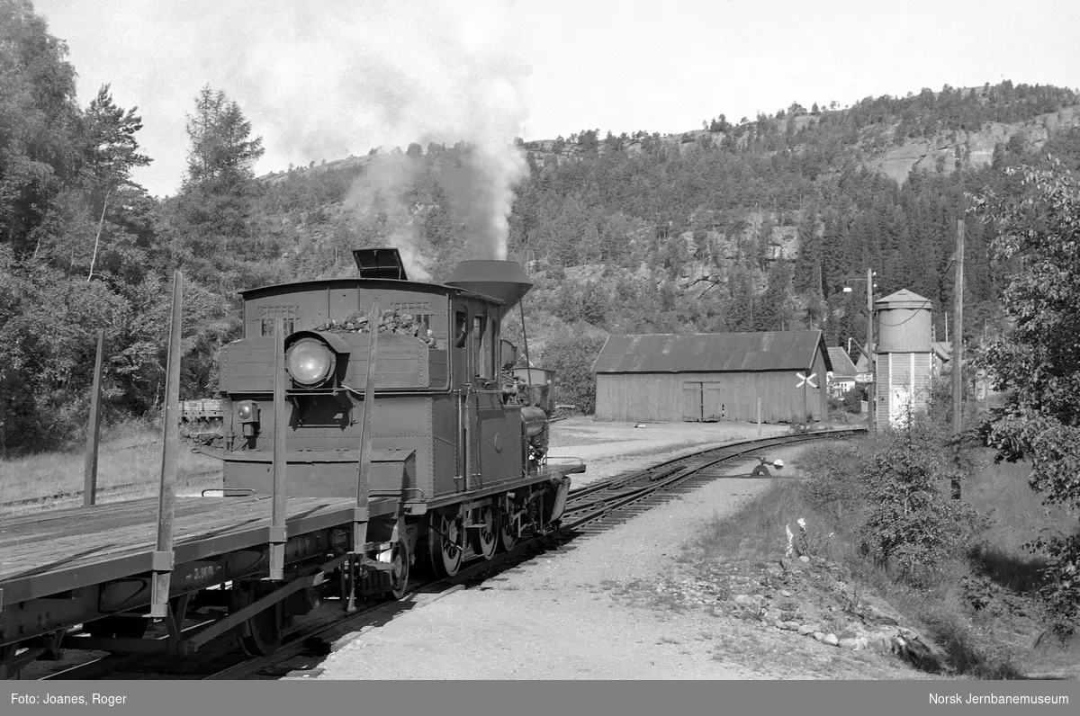 Blandet tog til Byglandsfjord på Røyknes stasjon. Toget trekkes av damplok type XXI nr. 2.