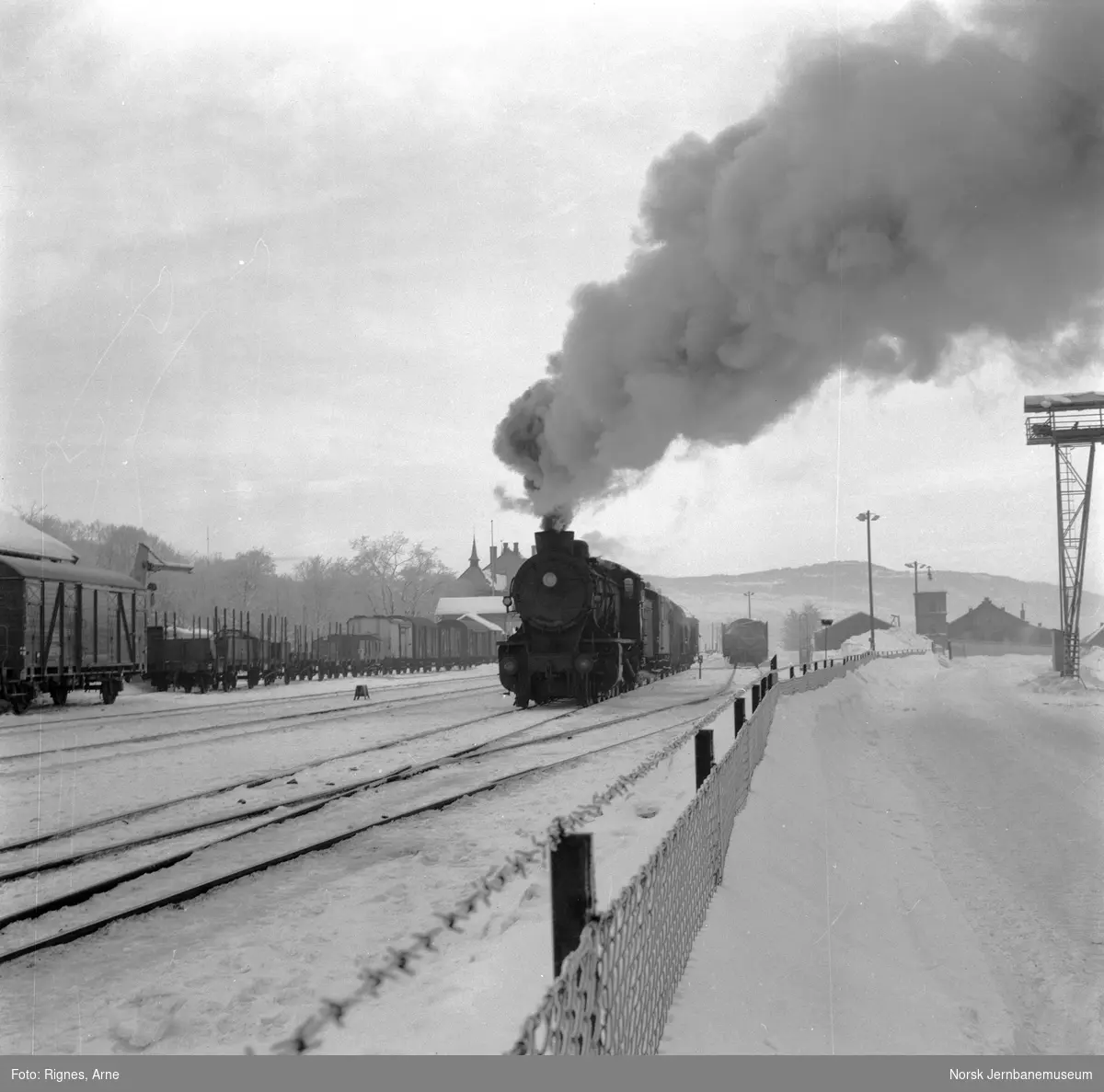 Damplokomotiv type 39a med godstog på Gjøvik stasjon