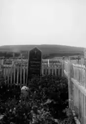 Kirkegården i Lebesby, 1931. Grava til lensmann Lars Benjami