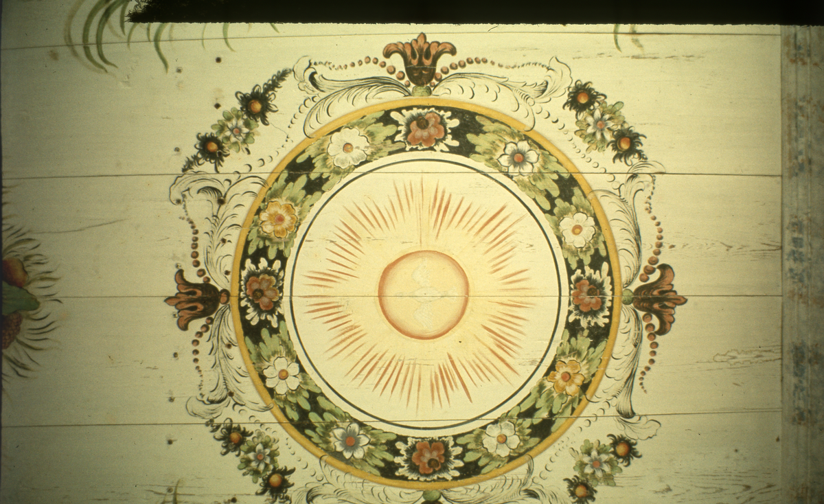 Takmålning. Sol i mitten och blomstermålningar i cirkel runtom.
