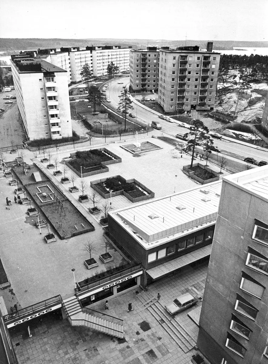 Hägernäs affärscentrum med Torget, Radarvägen och en skymt av Hägernäsviken i Stora Värtan. 
Hägernäs historia, se Relaterade objekt