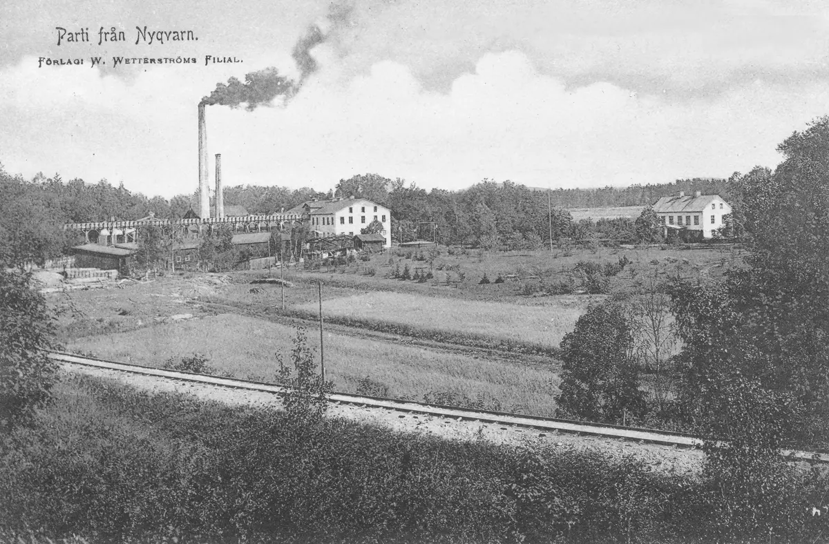 Järnvägsspåret från Norra Södermanlandsjärnväg till Nykvarns Pappersbruk. Industrispåret byggdes 1895 och elektrifierades inte.