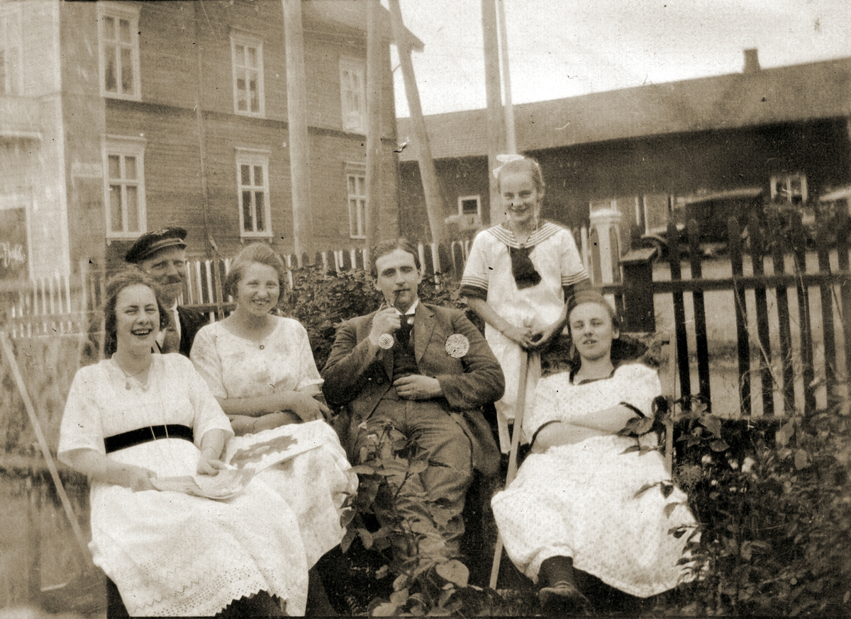Stasjonsmester Henrik Sand med familie.
