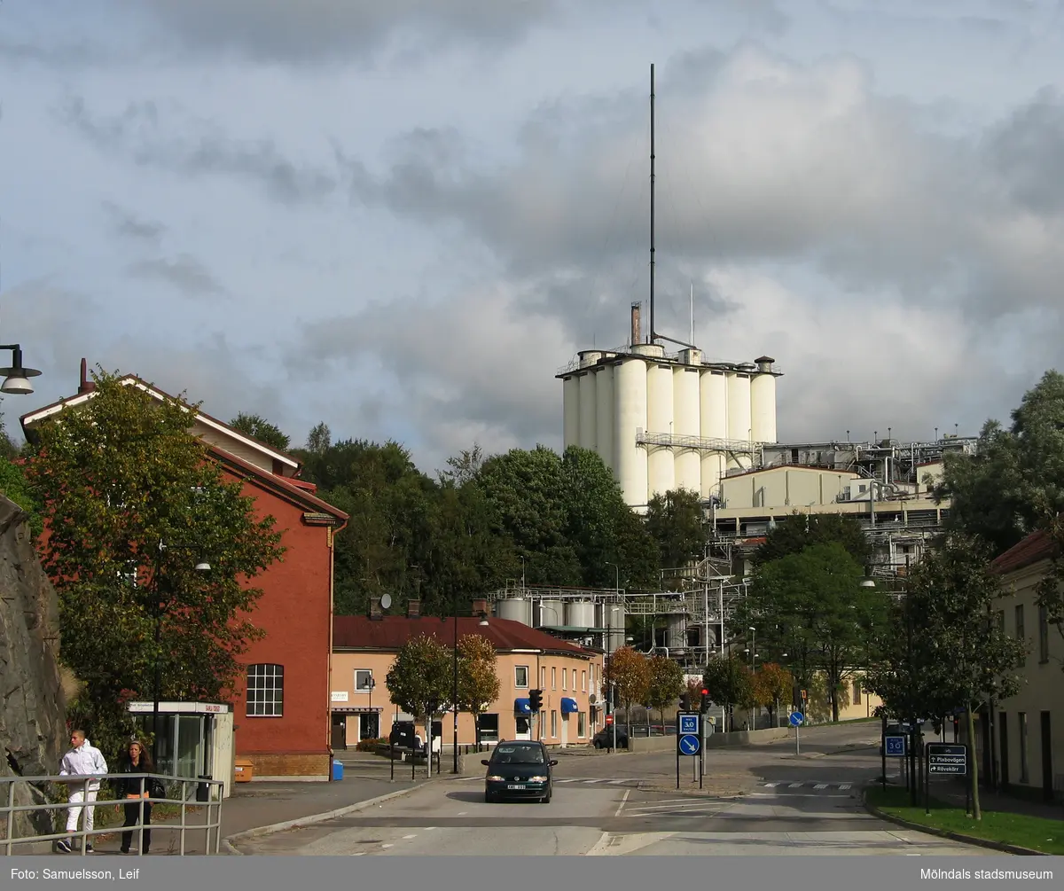 Vy från Kvarnbygatan, över Gamla torget, mot Soabs industrianläggning i Mölndals Kvarnby, år 2007. Vid fototillfället användes anläggningen av Hexion Speciality Chemicals Sweden AB.
