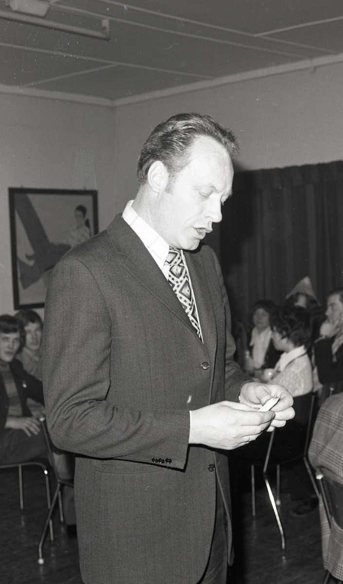 Feiring av gjennomslag i gruve 7, desember 1974. Verksdirektør Gunnar Christiansen.  