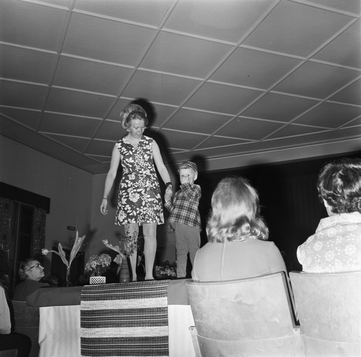 Modevisning i Örbyhus, Uppland 1970
