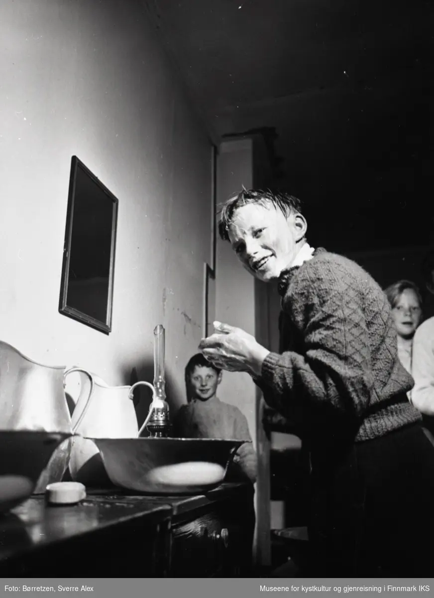 Skoleinternatet i Repvåg. Ansiktsvask hos guttene, med vaskefat og vannmugge. Høsten 1952.