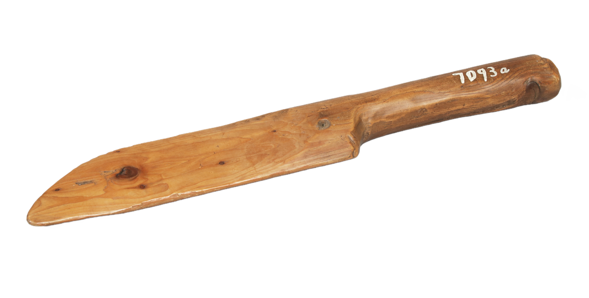 Bandkniv i brunbetsat trä. Tillverkad i ett stycke. På bladet ristat: "BSD". 

Funktion: Bandkniv används för att slå ihop inslagen vid vävning i bandvävstol eller bandgrind.