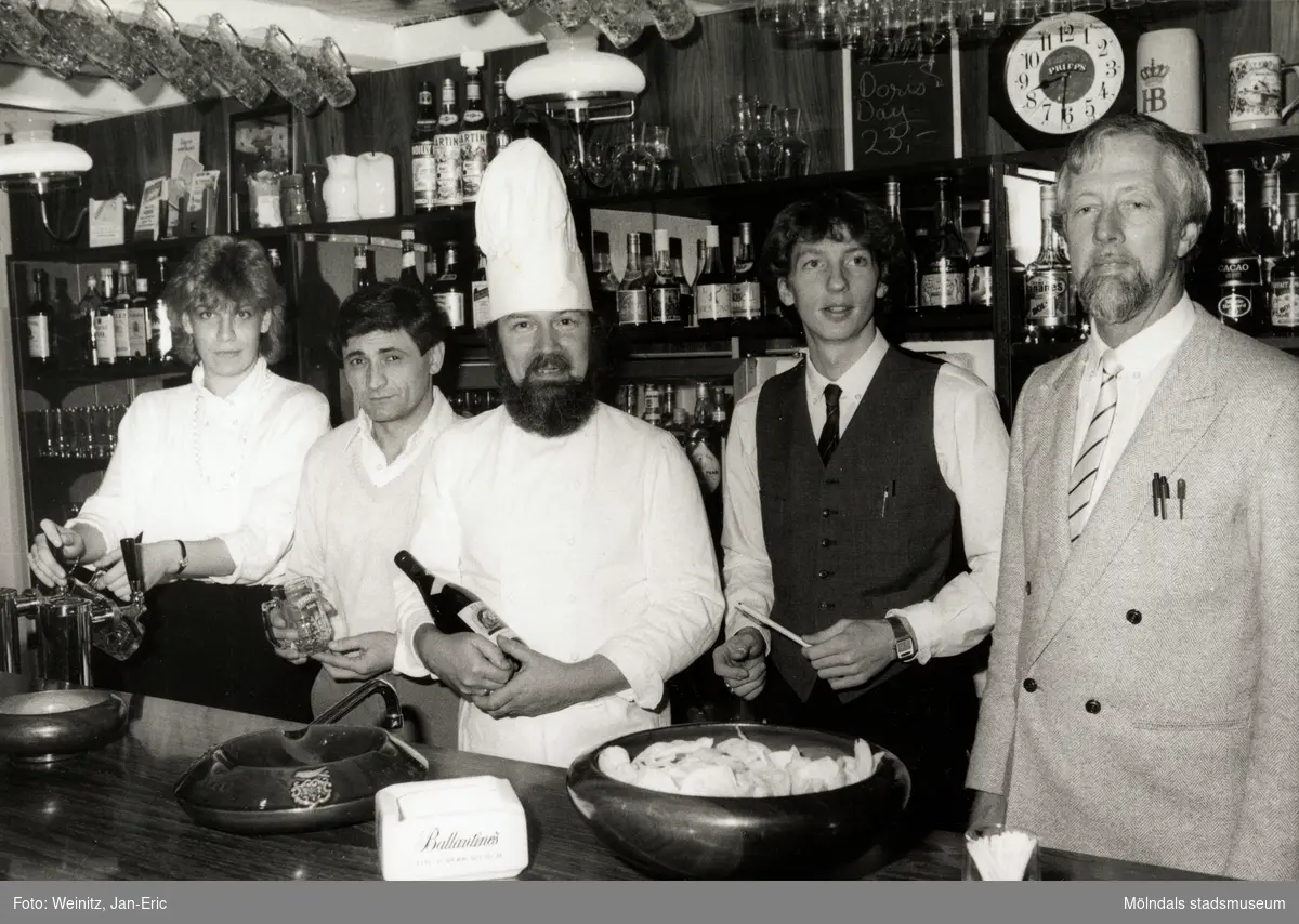 Personal bakom bardisken på Moulin Rouge, restaurang och diskotek med adress Kvarnbygatan 1 i Mölndal, okänt årtal.
