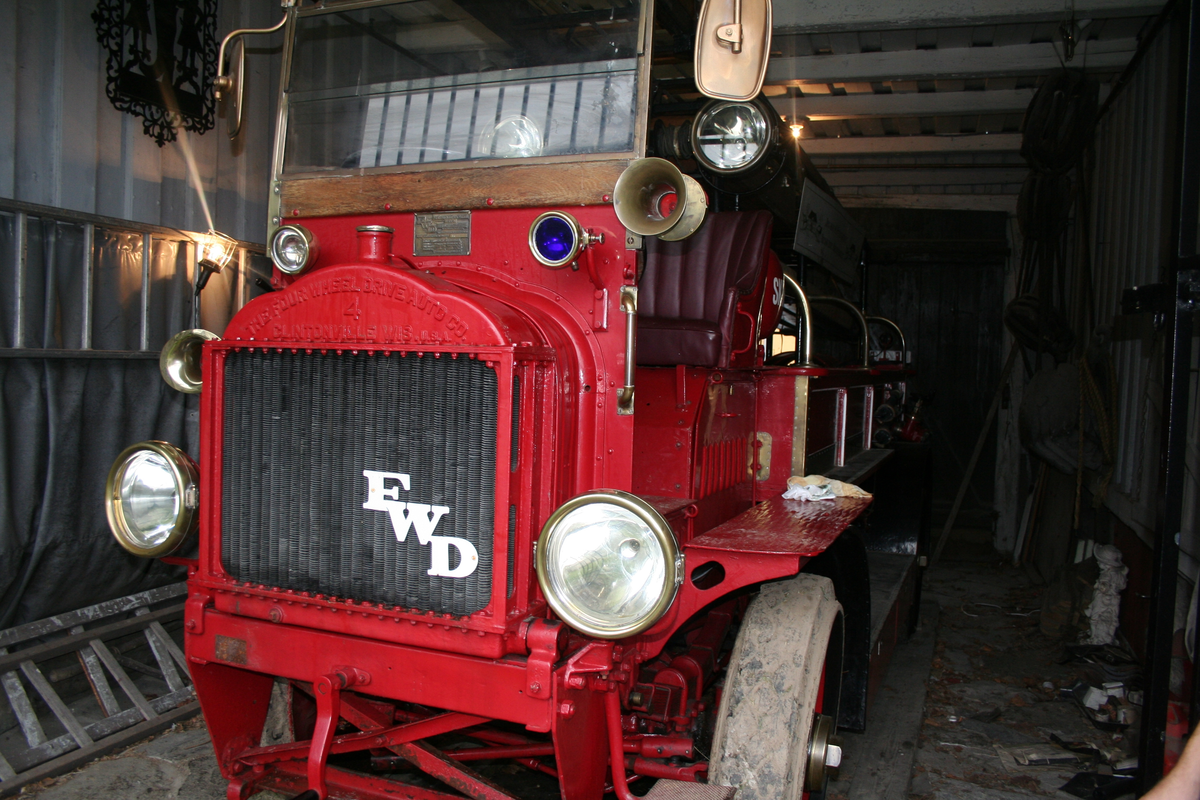 Fra protokollen: 
Brannbil. F.W. D., modell 1917. 68 h. k. (hestekrefter), fire-sylindret. Utstyrt med en "Arnag Hilpert"-pumpe, ytelse 1600 m/l. Karosseriet ble bygget av brannvesenets egne folk i 1926, og bilen ble satt inn som utrykningsvogn i 1927. Den sto som utrykningsvogn helt til i juli 1958, da den ble gitt til museet.