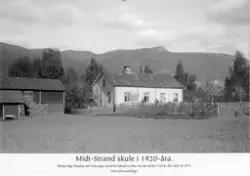 Midt-Strand skule i 1920-åra.