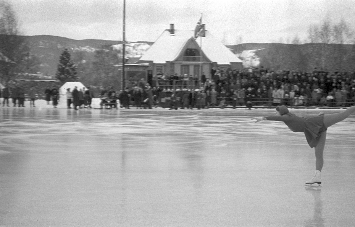 Skøyteoppvisning på Sportsplassen i Lillehammer