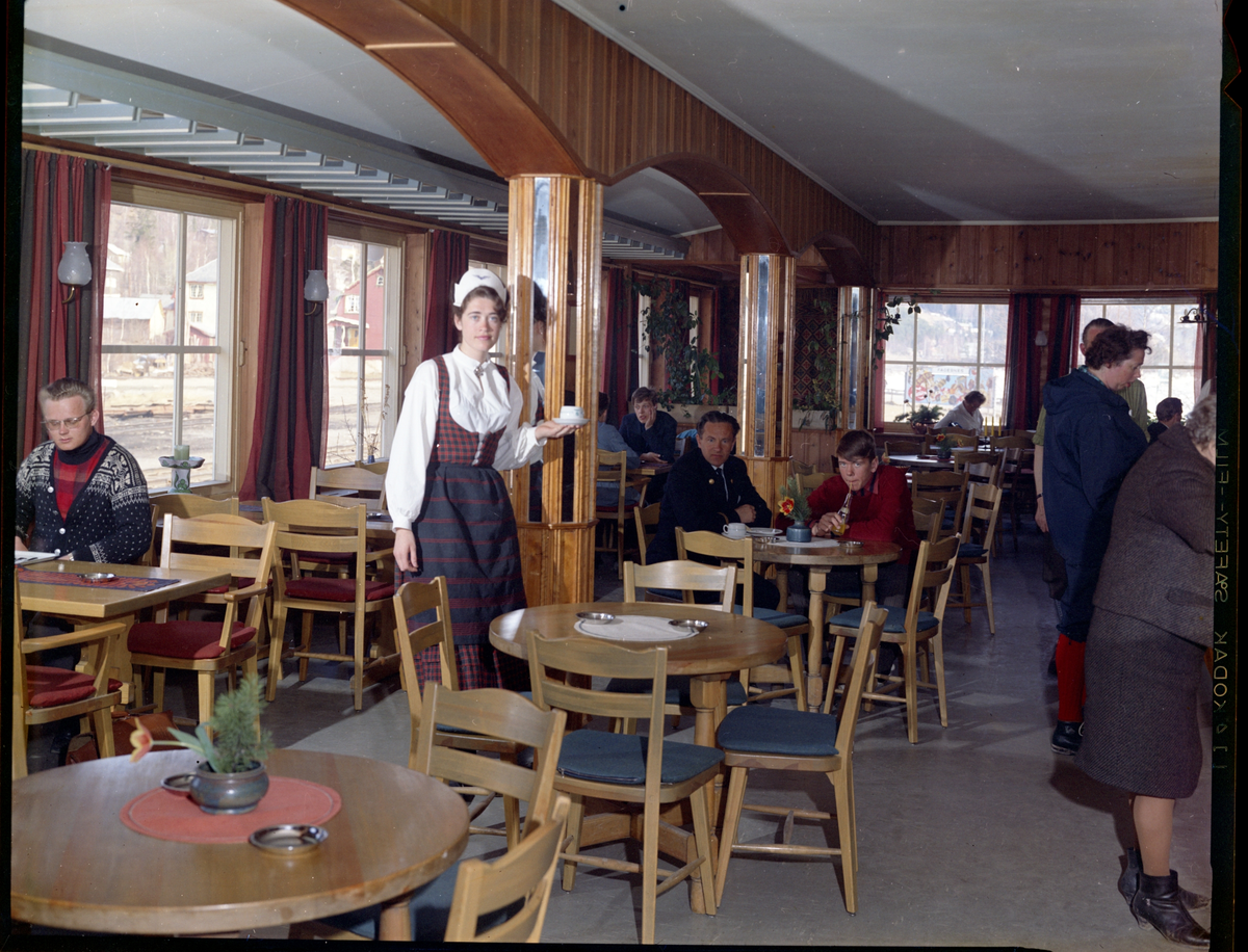 Interiørbileter frå Jernbanerestauranten på Fagernes, 1968