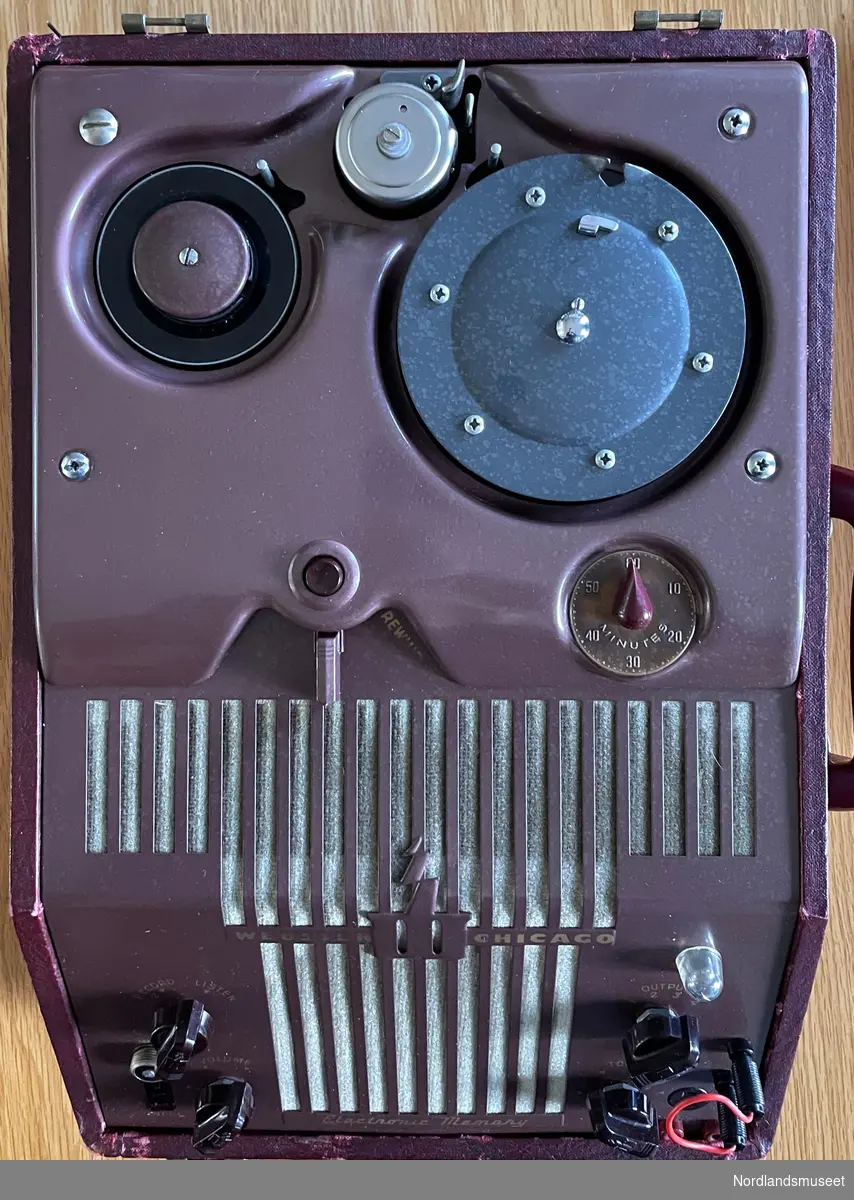 Lyd-opptaker/avspiller, som benytter jerntråd som opptaks/avspillings-medium.
Produsent: Webster-Chicago, Chicago 39, Ill. U.S.A
Rør: 6SC7, 6V6GT, 6SC7, 6SN7GT, 6X5GT
Produktet var i utgangspunktet for 105-120 Volt vekselspenning, 60 Hz, men ble tilpasset norsk standard på 220Volt 50Hz