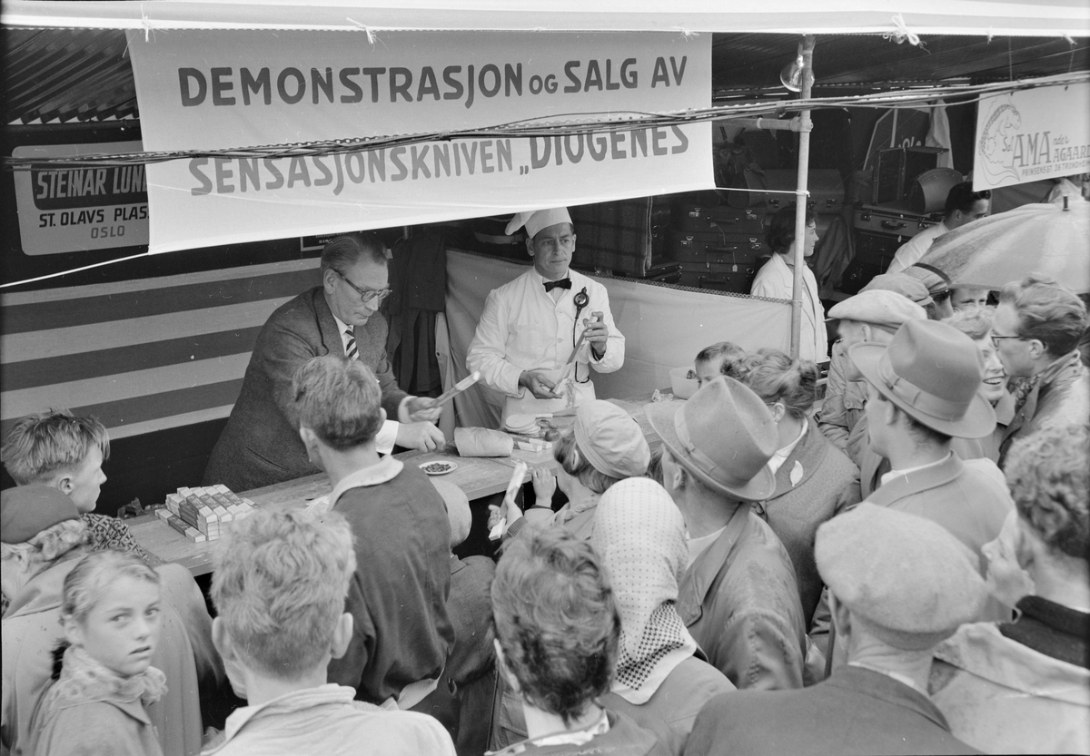 Steinar Lunde driver med salg og demonstrasjon av både kniv og vinduspusser på Martnan i Trondheim 1957