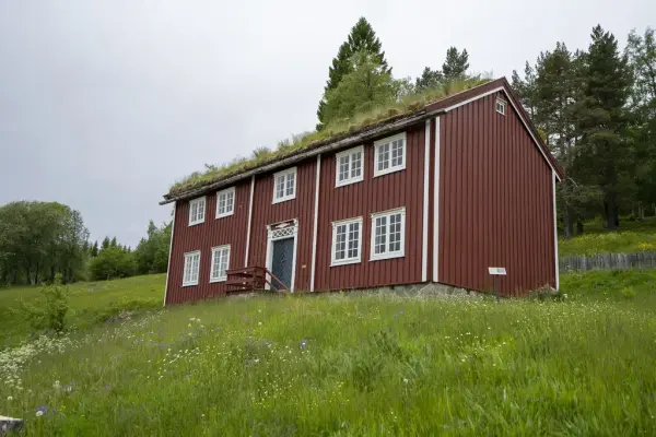 Bugges minde, et rødt hus med hvite karmer på Tingvoll museum