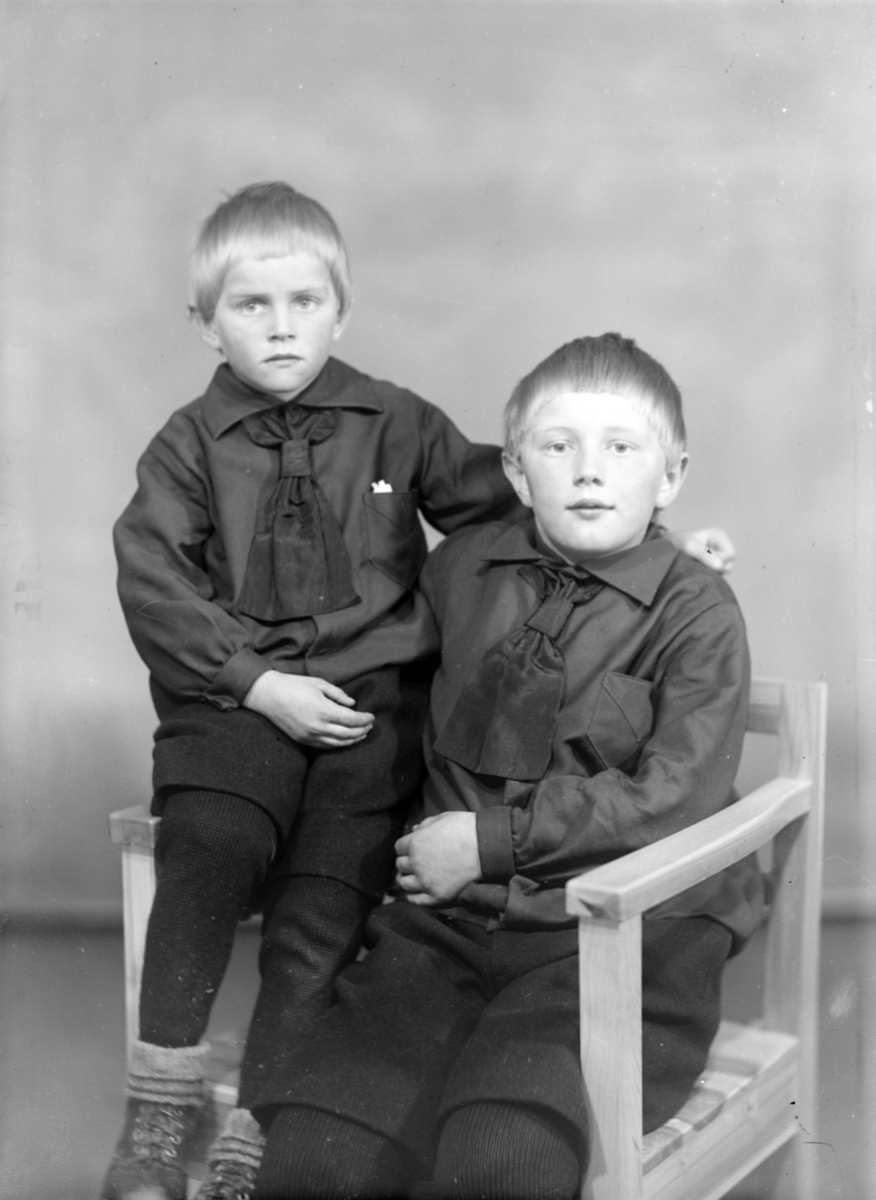 Portrett av to små gutter