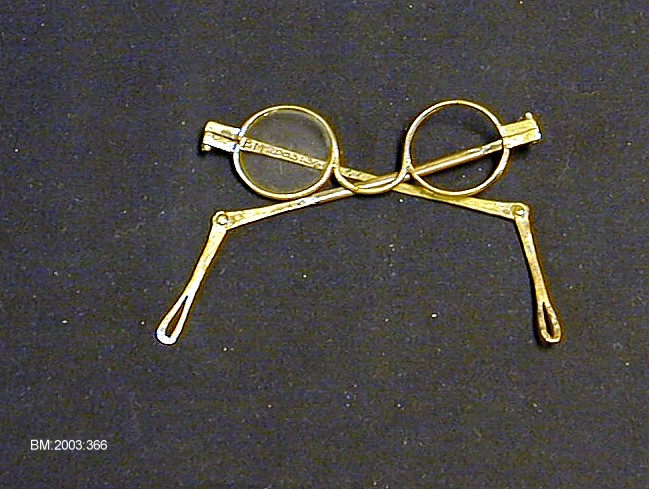 Briller med runde glass og leddede stenger.