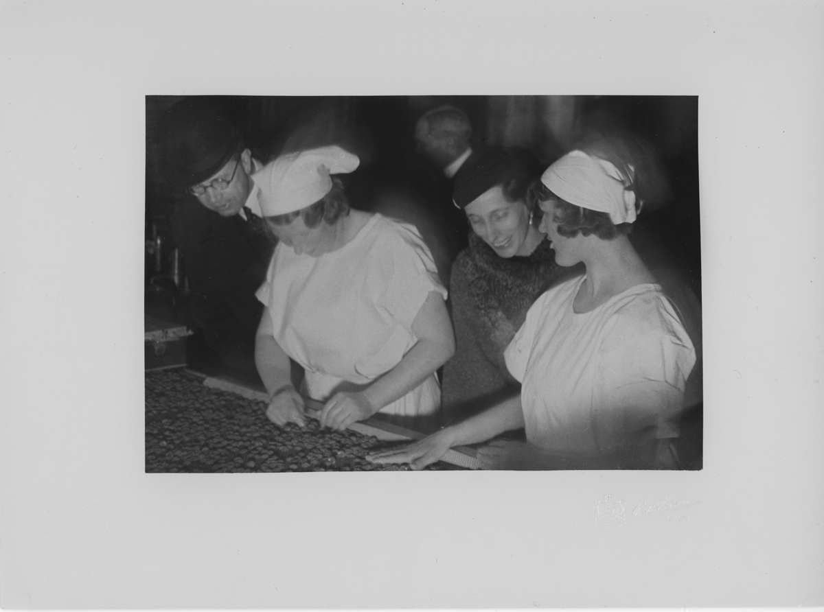 Kronprins Gustav VI Adolf och Louisen tittar på sorteringen vid tablettbandet 10:e april 1935.