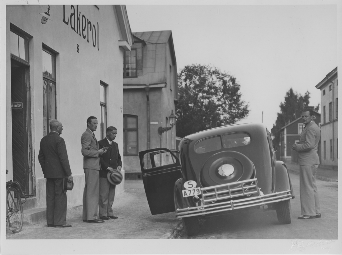 Prins Carls besök augusti 1934. Från vänster direktör Björn Lundgren, Prins Carl, direktör Udelstierna, direktör Johansson, Kilafors.