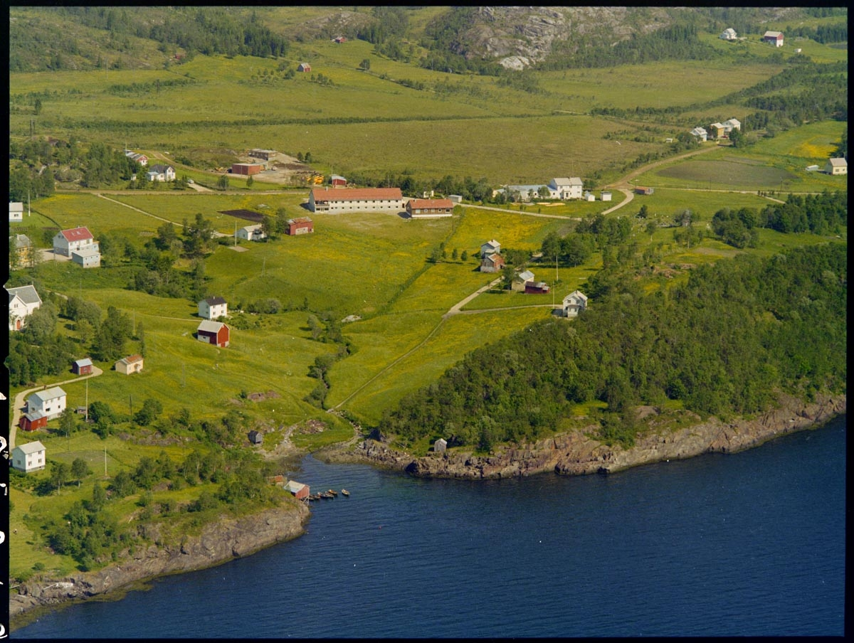 Leirfjord,Leland. Flyfoto fra Leland og Bjørsvika. Midt i bildet sees sykehjemmet og i kanten på bildet, til venstre, ligger Leirfjord kirke.