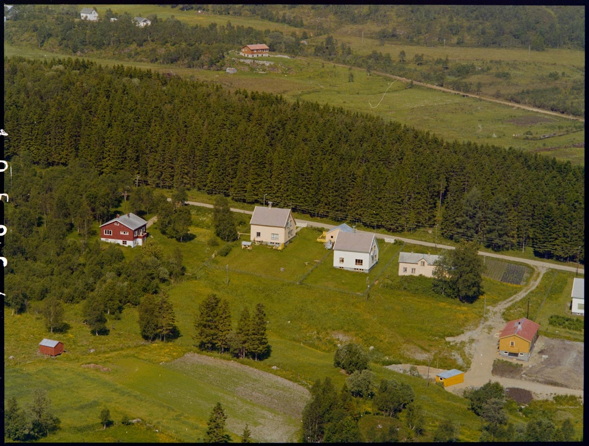 Leirfjord,Leland. Flyfoto fra Leland og de kommunalt eide boligene ved veien til Tømmervika.