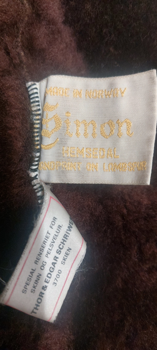 Jakke av pels produsert i Hemsedal av "Simon".    Sydd sammen av mange 4-kantete stykker som er påtrykt mønster på utsida.            Form: Klassisk jakke med krage
